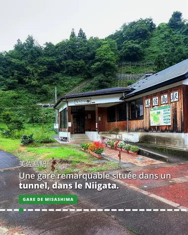 Gare de Misashima, gare remarquable située dans un tunnel, dans le Niigata