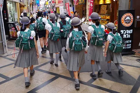 School children at Higashimuki shotengai