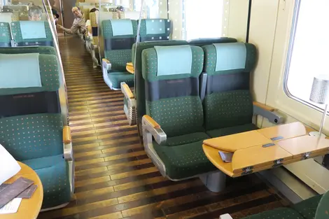 Sièges confortables à bord du Yufuin no Mori