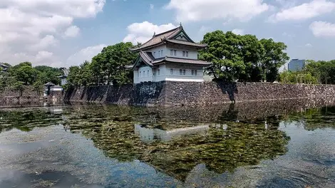 La douve Tatsumi yagura, dans l'enceinte du palais impérial de Tokyo